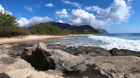 Zeitraffer-Eines-Typischen-Tages-Am-Strand-Auf-Der-Westseite-Von-Oahu-Mit-Felsen,-Schwimmern,-Vulkankrater,-Weißem-Sand-Und-Vegetation