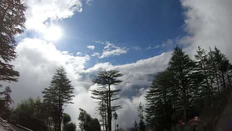 Zeitraffer-Von-Wolken,-Die-Im-Himalaya-Den-Berg-Hinaufrollen
