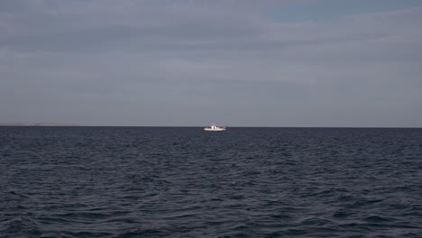 Un-Barco-De-Pesca-Va-A-Pescar-En-Mar-Abierto-En-Un-Día-Soleado-En-Larnaca,-Chipre
