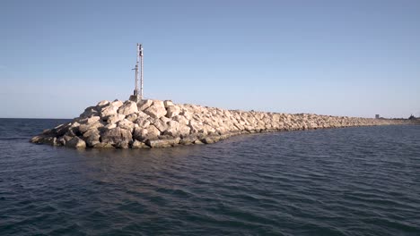 Un-Barco-Navegando-Fuera-De-La-Olla-En-El-Puerto-Deportivo-De-Chipre-Larnaca