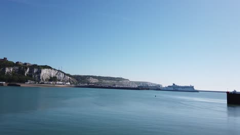 Der-Hafen-Und-Die-Klippen-Von-Dover-An-Einem-Sonnigen-Tag-Mit-Blauem-Himmel-Und-Ruhigem-Wasser