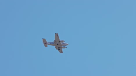 Kamerafahrt-Des-Fliegens-Von-Zwei-Propellerflugzeugen-Gegen-Blauen-Himmel-Und-Sonnenlicht
