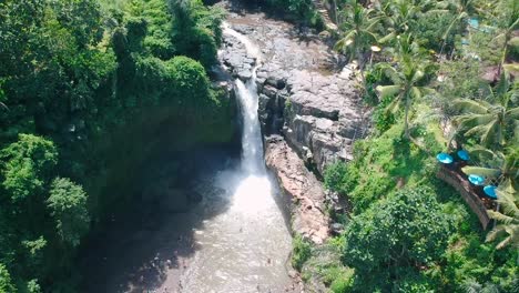 Pull-away-drone-shot-of-Tegenungan-Waterfall-in-Bali,-Indonesia