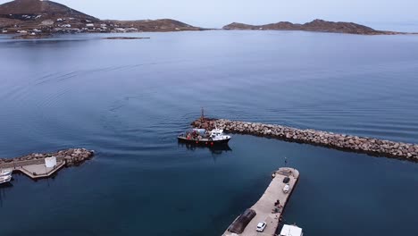Un-Pequeño-Bote-Entrando-Al-Puerto-De-Naousa-Paros-Grecia