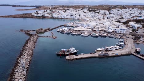 Ein-Kleines-Boot,-Das-In-Den-Hafen-Von-Naoussa-Paros-Griechenland-Einfährt