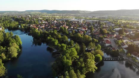 Drohnenaufnahme-Der-Bosnischen-Stadt-Bihac-Mit-Ihrem-Wunderschönen-Fluss-Una