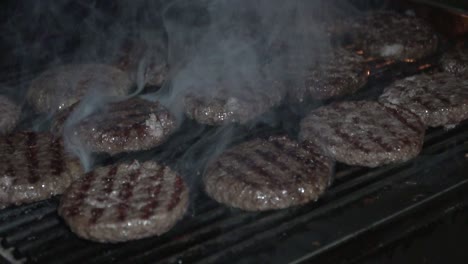 Burger-Auf-Grill-Zeitlupe-Mit-Feuer-Und-Rauch
