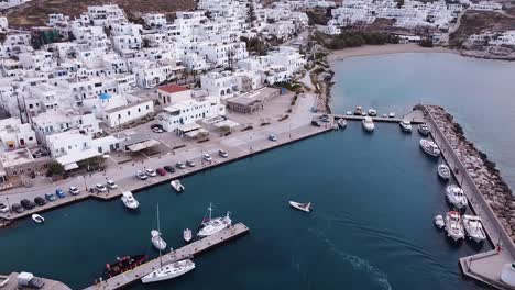 Kleiner-Hafen,-Der-In-Den-Hafen-Der-Griechischen-Insel-Einfährt