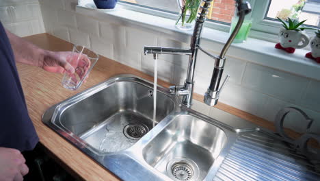 Glas-Wasser-Aus-Wasserhahn-Für-Einen-Durstigen-Mann-Hahn-Und-Zapfwasser-Sanitärbecken-Aus-Edelstahl