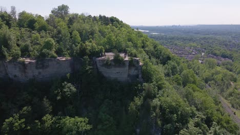 Aerial-fly-away-drone-shot-of-the-lookout-at-Dundas-peak-in-Hamilton,-Ontario,-Canada-in-4k