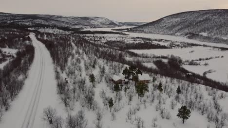Pintoresco-Paisaje-Invernal-Con-Bosques-En-La-Región-De-Laponia-Finlandesa,-Tiro-Inclinado