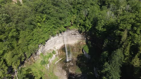 Aerial-panning-drone-shot-of-Tews-Falls-in-Hamilton,-Ontario,-Canada-in-4k