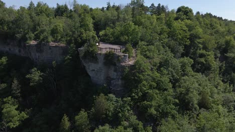 Dundas-Peak,-Hamilton-,Ontario---4k-Aerial-Drone-Pan-of-Trees-and-Cliff-in-Canada