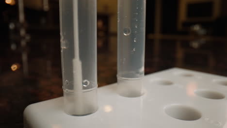 Nahaufnahme-Eines-Covid-19-Tupfers,-Der-In-Ein-Reagenzglas-Gegeben-Wird