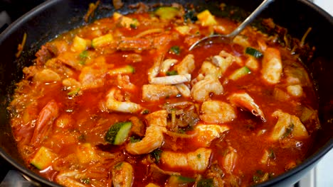 Asiatischer-Würziger-Eintopf-Und-Koreanische-Würzige-Suppe,-Die-Im-Topf-Kocht