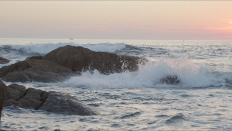 Wasser-Spritzt-Auf-Felsen-Während-Des-Sonnenuntergangs-An-Einem-Strand-In-Portugal-4