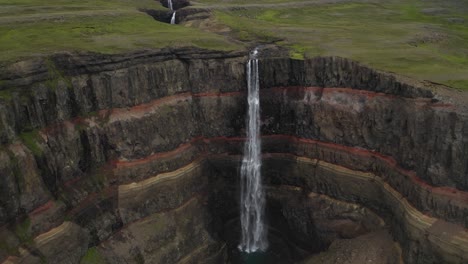 Antenne-Nähert-Sich-Nahaufnahme-Des-Massiven-Hengifoss-Wasserfalls,-Der-In-Das-Tal-Des-Kraters-In-Ostisland-Fließt---Spektakuläre-Drohnenaufnahme-In-4k