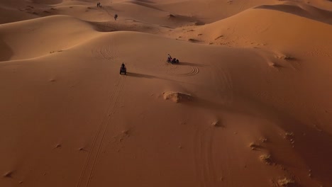 Antenne:-ATV-Fahren-In-Der-Sahara-Wüste
