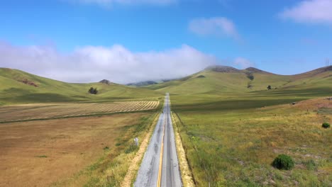 Empty-Road-Between-Green-Meadow-At-Daytime-In-San-Luis-Obispo,-California