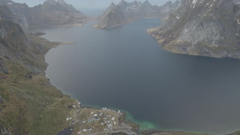 Vista-Aérea-Con-Vistas-Al-Pueblo-De-Reine-En-Reinefjord,-Lofoten,-Noruega---Inclinación,-Disparo-De-Drones