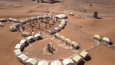 Antenne:-Luxus-Campingplatz-Sahara-Wüste