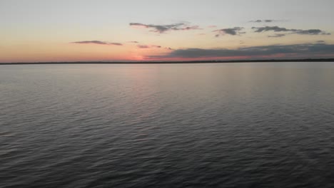Sonnenuntergang-Reflexion-Wasser-Fliegend-Rosa-Blaue-Wolken-Antenne-Drone-Indian-River-Florida-Usa