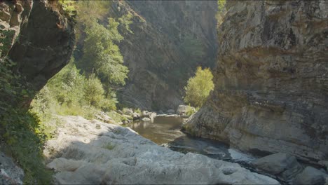Fluss,-Der-Durch-Das-Tal-In-Portugal-Fließt