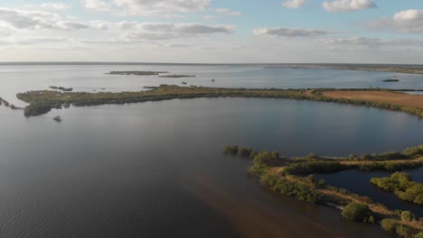 Mückenlagune-Indian-River-Florida-Merritt-Island-National-Wildlife-Refuge-Sommer-Angeln-Bootfahren-Wassersport-Luftdrohne-Verfolgung-Sonnenuntergang