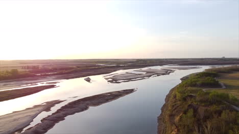 Drone-Cinematográfico-Sobre-El-Río-Saskatchewan-Fuera-De-Saskatoon,-Canadá
