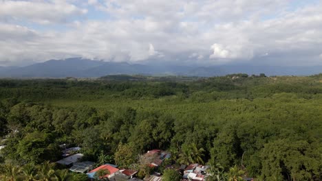 Die-Weite-Und-üppige-Natur-Der-Isla-Damas-Bei-Quepos,-Costa-Rica,-Mit-Mehreren-Blechhütten-Im-Regenwald