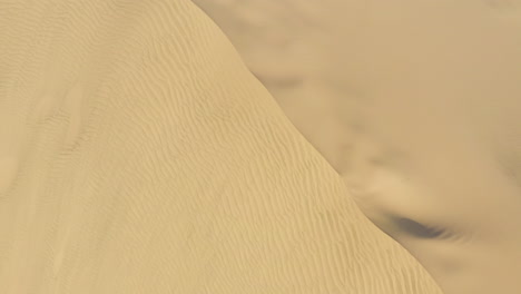 Grat-Und-Blick-Auf-Beide-Seiten-Einer-Großen-Düne-In-Der-Wüste-Sahara