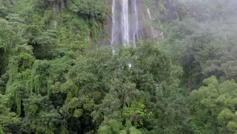 Antena-Que-Se-Eleva-Sobre-La-Densa-Selva-Tropical-Verde-Y-Las-Nubes-Que-Revelan-La-Cascada-Brumosa-De-Las-Lajas,-San-Luis-Morete,-Costa-Rica