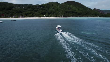 Luftaufnahme-Eines-Bootes-Auf-Den-Seychellen