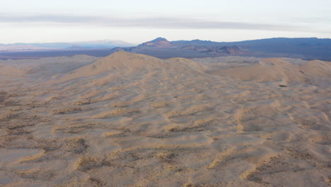 Riesige-Wüstensanddünenlandschaft-In-Der-Abenddämmerung,-Die-Von-Oben-Per-Drohne-Zu-Sehen-Ist