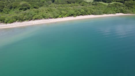 Luftaufgang-über-Türkisfarbenem-Meer,-Sandufer-Und-Dichter-Grüner-Waldküste-In-Nacascolo-Beach,-Papagayo-Halbinsel,-Costa-Rica