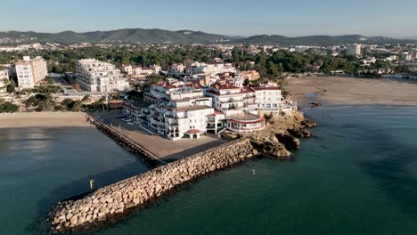 Un-Resort-De-La-Costa-Dorada-Filmado-Desde-El-Aire-Con-Zoom-In,-España