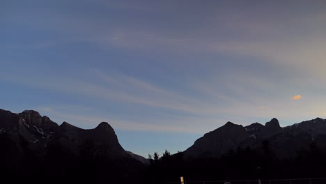 Weite-Landschaft-Des-Himmels-über-Der-Bergkette-Kurz-Nach-Sonnenuntergang
