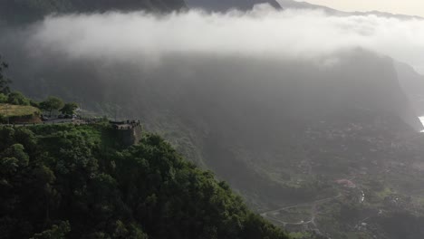 Luftaufnahme-Des-Miradouro-Aussichtspunkts-Auf-Der-Insel-Madeira,-Portugal,-Erstaunlicher-Aussichtspunkt-An-Der-Küste-Unter-Niedrigen-Wolken-An-Nebligen-Sommertagen,-Drohnenaufnahme