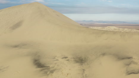 Incredible-dune-shaped-sand-mountain-in-the-Mojave-Desert,-California