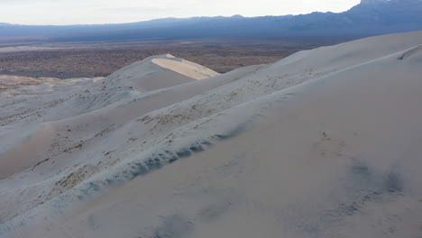Top-of-giant-sand-dunes-in-the-vast-wilderness-of-Mojave-National-Park