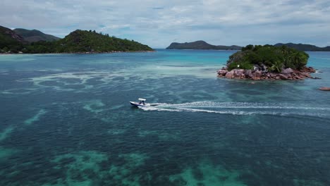 Tropische-Insel-Boot-Drohnenaufnahme