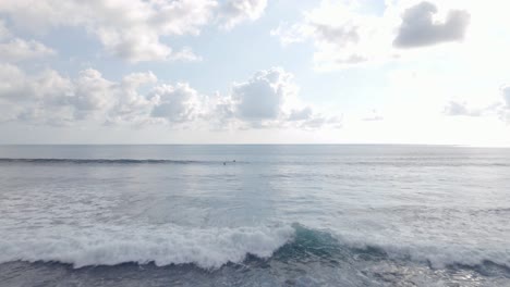 Luftbild-Von-Wellen,-Die-An-Einem-Sonnigen-Tag-Dominical-Beach,-Costa-Rica,-Kamerafahrt