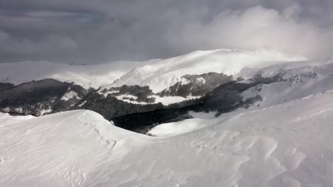 Antenne---Verschneiter-Winter,-Sonniger-Tag-In-Den-Bergen-Des-Kolasin-skiorts,-Montenegro