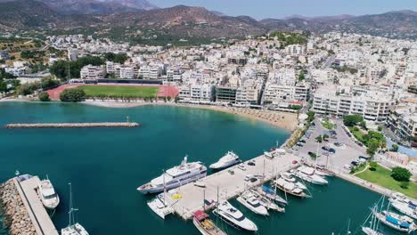Drohnenaufnahme-über-Dem-Jachthafen,-Der-Strandpromenade,-Den-Stränden,-Dem-Sommer-In-Agios-Nikolaos,-Kreta,-Griechenland