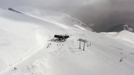 Aéreo---Invierno-Nevado-En-Las-Montañas-En-La-Estación-De-Esquí-De-Kolasin,-Montenegro,-Creciente