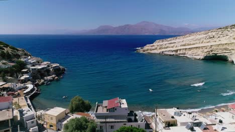 Hermosa-Vista-Desde-Un-Dron-Volando-Sobre-La-Playa-Y-La-Bahía-En-Matala-Creta-Grecia