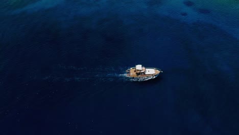 Drone-Disparó-Sobre-El-Yate,-Barco-Y-Mar,-Verano-En-Agios-Nikolaos-Creta-Grecia