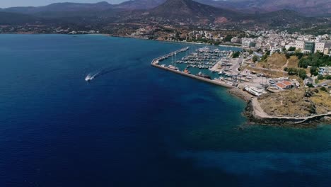 Drone-Disparó-Sobre-El-Puerto-Deportivo,-El-Bulevar-Costero,-Las-Playas,-El-Verano-En-Agios-Nikolaos,-Creta,-Grecia