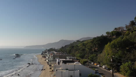 4k-Luftdrohnenaufnahme-Der-Strandküste-In-Kalifornien-Mit-Dem-Blauen-Pazifischen-Ozean-Mit-Hereinkommenden-Wellen-Und-Strand-Mit-Schönen-Häusern-Im-Hintergrund