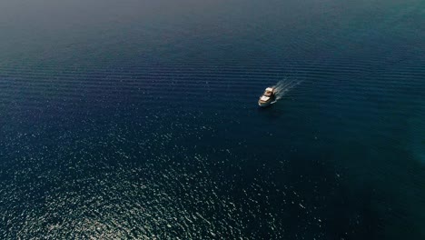 Drohne-Schoss-über-Die-Yacht,-Das-Boot-Und-Das-Meer,-Sommer-In-Agios-Nikolaos-Kreta-Griechenland